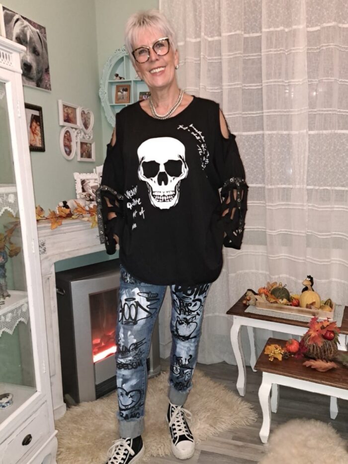 Sweater Skull Cut Out
